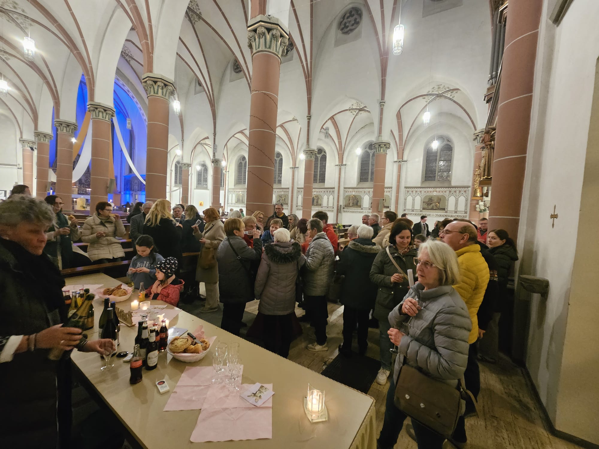 Begegnung bei Getränke und Gebäck nach dem Gottesdienst