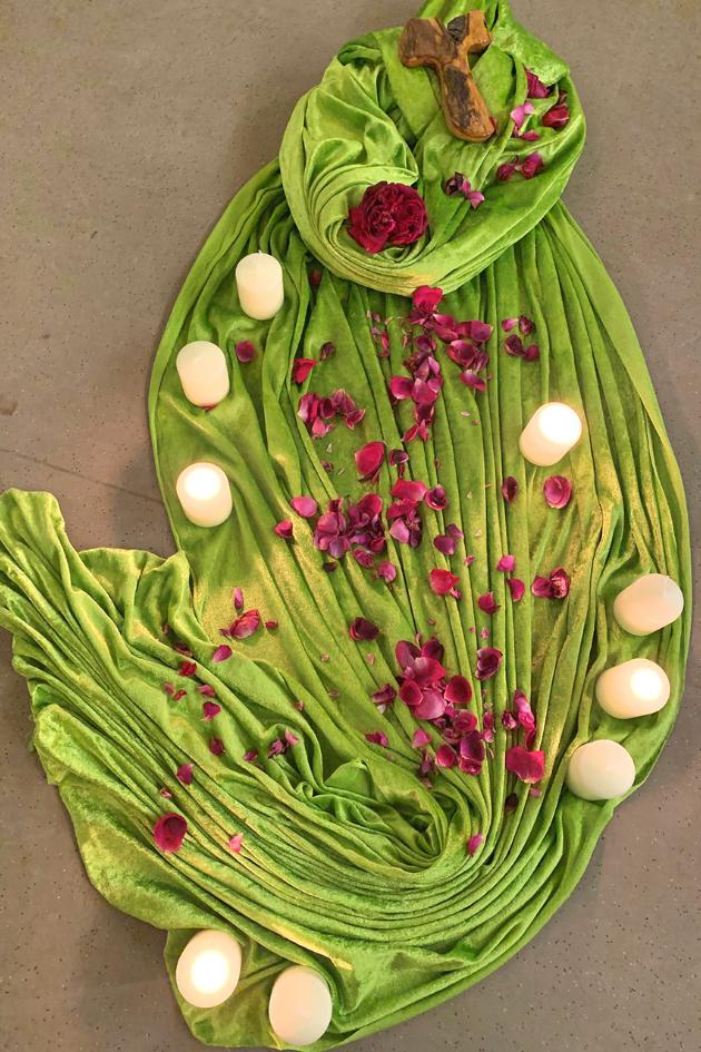 Tuch mit Kerzen und Blumenblätter