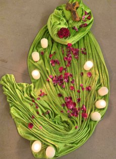 Tuch mit Kerzen und Blumenblätter