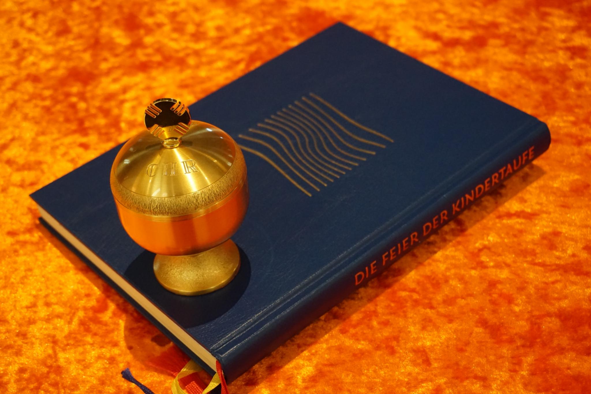 Buch die Feier der Kindertaufe und Chrisamöl