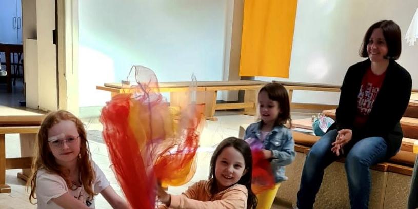 Kinder im Krabbelgottesdienst