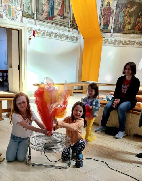 Kinder im Krabbelgottesdienst