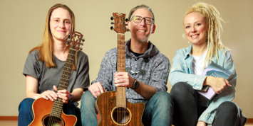 Musikalischer Gebetskreis eine Frau und ein Mann mit ihren Gitarren und eine Sängerin