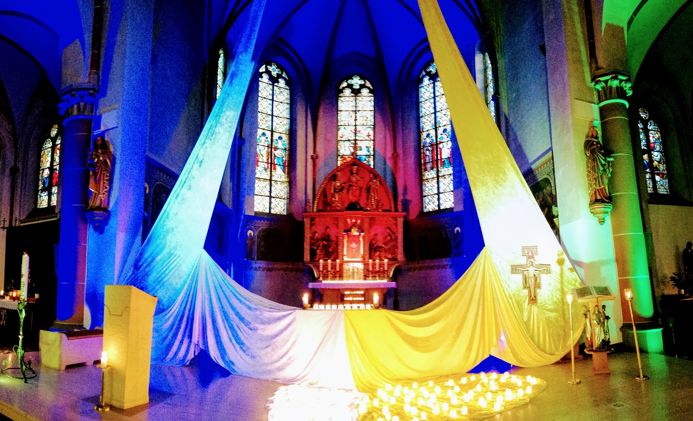 Stimmungsvoll mit Lichter und Tücher geschmückte Kirche